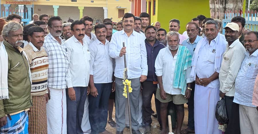 ಮಳವಳ್ಳಿ ತಾಲ್ಲೂಕಿನ ಮಿಕ್ಕೆರೆ ಗ್ರಾಮದಲ್ಲಿ ರಸ್ತೆ ಅಭಿವೃದ್ಧಿ ಕಾಮಗಾರಿಗೆ ಶಾಸಕ ಪಿ.ಎಂ.ನರೇಂದ್ರಸ್ವಾಮಿ ಭೂಮಿಪೂಜೆ ನೇರವೇರಿಸಿದರು 