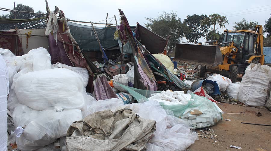 ಮೇಡಹಳ್ಳಿಯಲ್ಲಿ ಶೆಡ್‌ ತೆರವುಗೊಳಿಸಿದ ಅಧಿಕಾರಿಗಳು 