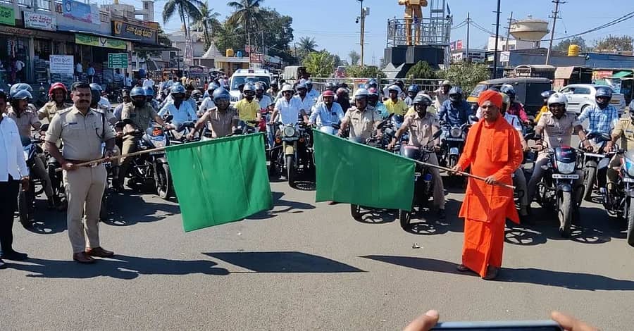 ರಸ್ತೆ ಸುರಕ್ಷತಾ ಸಪ್ತಾಹದ ಅಂಗವಾಗಿ ಬಸವನಬಾಗೇವಾಡಿ ಪೊಲೀಸ್ ಠಾಣೆಯಿಂದ ಹಮ್ಮಿಕೊಂಡಿದ್ದ ಬೃಹತ್ ಬೈಕ್‌ ರ‍್ಯಾಲಿಗೆ ವಿರಕ್ತಮಠದ ಸಿದ್ಧಲಿಂಗ ಸ್ವಾಮೀಜಿ ಚಾಲನೆ ನೀಡಿದರು. ಡಿವೈಎಸ್‌ಪಿ ಬಲ್ಲಪ್ಪ ನಂದಗಾವಿ, ಪಿಐ ಗುರುಶಾಂತ ದಾಶ್ಯಾಳ ಹಾಜರಿದ್ದರು
