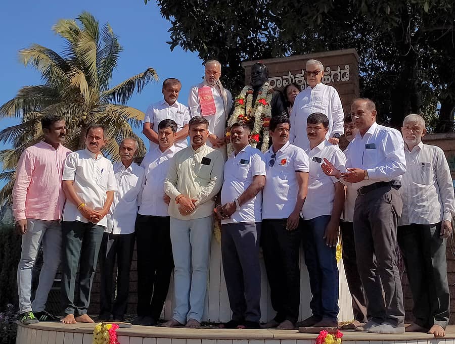 ಶಿರಸಿಯ ಯಲ್ಲಾಪುರ ನಾಕಾದಲ್ಲಿ ರಾಮಕೃಷ್ಣ ಹೆಗಡೆ ಅವರ ಪ್ರತಿಮೆಗೆ ಸಂಸದ ವಿಶ್ವೇಶ್ವರ ಹೆಗಡೆ ಕಾಗೇರಿ ಅವರು ಮಾಲಾರ್ಪಣೆ ಮಾಡಿದರು