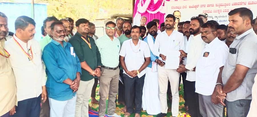 ಮಾನ್ವಿ ಪಟ್ಟಣದ ಕೋನಾಪುರಪೇಟೆಯ ಅಂಬೇಡ್ಕರ್ ನಗರದ ನಿವಾಸಿಗಳು ಸೋಮವಾರ ತಹಶೀಲ್ದಾರ್ ಭೀಮರಾಯ ರಾಮಸಮುದ್ರ ಅವರಿಗೆ ಮನವಿ ಸಲ್ಲಿಸಿದರು