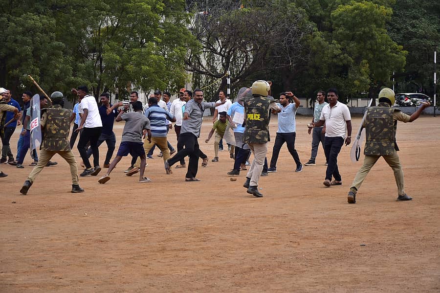 ಬಳ್ಳಾರಿ ನಗರದ ಡಿಎಆರ್‌ ಮೈದಾನದಲ್ಲಿ ಸೋಮವಾರ ಪೊಲೀಸ್‌ ಇಲಾಖೆಯಿಂದ ಗಲಭೆ ನಿಯಂತ್ರಣ ಅಣಕು ಪ್ರದರ್ಶನ ನಡೆಯಿತು. 