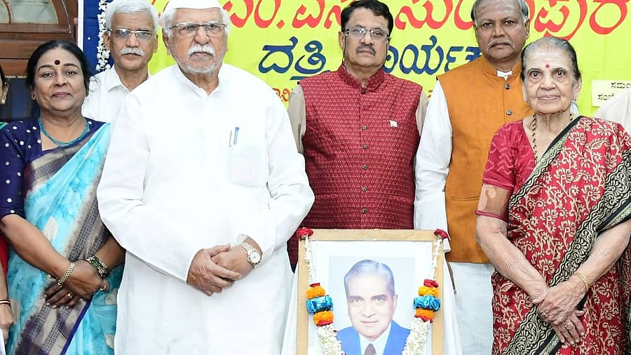 ಧಾರವಾಡದಲ್ಲಿ ನಡೆದ ದತ್ತಿ ಕಾರ್ಯಕ್ರಮದಲ್ಲಿ ಪ್ರೊ.ಎಂ.ಎಸ್. ಸುಂಕಾಪುರ ಅವರ ಚಿತ್ರಕ್ಕೆ ಗಣ್ಯರು ನಮನ ಸಲ್ಲಿಸಿದರು