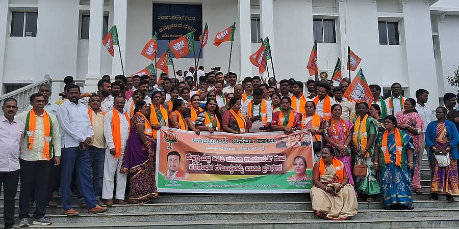 ಕೋಲಾರದಲ್ಲಿ ಬಿಜೆಪಿ ಮುಖಂಡರು, ಕಾರ್ಯಕರ್ತರು ಪಕ್ಷದ ಜಿಲ್ಲಾಧ್ಯಕ್ಷ ಓಂಶಕ್ತಿ ಚಲಪತಿ, ಜಿಲ್ಲಾ ಮಹಿಳಾ ಮೋರ್ಚಾ ಅಧ್ಯಕ್ಷೆ ಅರುಣಮ್ಮ ನೇತೃತ್ವದಲ್ಲಿ ಸೋಮವಾರ ಪ್ರತಿಭಟನೆ ನಡೆಸಿದರು