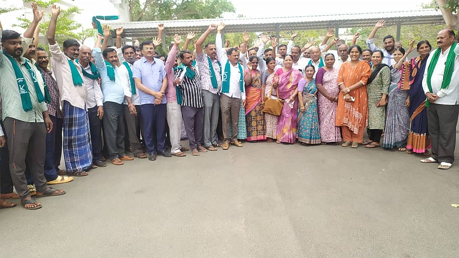 ಭೀಮಸಮುದ್ರದಲ್ಲಿ ಗಣಿ ಲಾರಿಗಳ ಓಡಾಟ ತಪ್ಪಿಸುವಂತೆ ಒತ್ತಾಯಿಸಿ ರೈತಸಂಘದ ಸದಸ್ಯರು, ಗ್ರಾಮಸ್ಥರು ಜಿಲ್ಲಾಧಿಕಾರಿ ಕಚೇರಿ ಎದುರು ಪ್ರತಿಭಟನೆ ನಡೆಸಿದರು