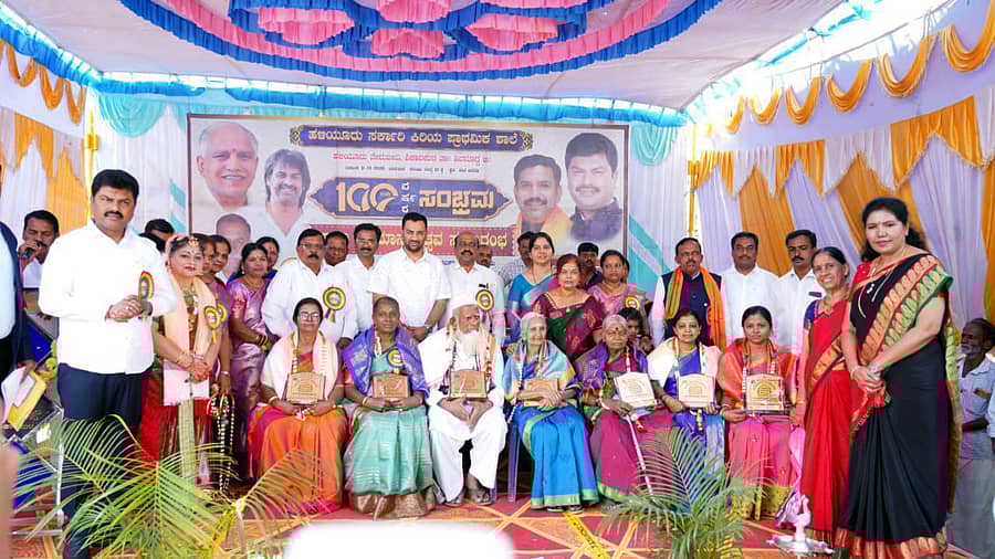 ಶಿಕಾರಿಪುರದಲ್ಲಿ ಭಾನುವಾರ ನಡೆದ ಹಳಿಯೂರು ಸರ್ಕಾರಿ ಕಿರಿಯ ಪ್ರಾಥಮಿಕ ಶಾಲೆ ಶತಮಾನೋತ್ಸವ ಕಾರ್ಯಕ್ರಮದಲ್ಲಿ ಹಿರಿಯ ಶಿಕ್ಷಕರು, ವಿದ್ಯಾರ್ಥಿಗಳನ್ನು ಸಂಸದ ಬಿ.ವೈ.ರಾಘವೇಂದ್ರ ಸನ್ಮಾನಿಸಿದರು