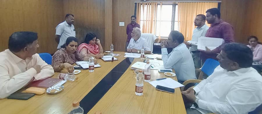 ಅರಕಲಗೂಡಿನಲ್ಲಿ ಮಂಗಳವಾರ ಕಟ್ಟೇಪುರ ಏತನೀರಾವರಿ ಯೋಜನೆ ಕಾಮಗಾರಿ ಯೋಜನೆ ಪ್ರಗತಿ ಕುರಿತು ಶಾಸಕ ಎ. ಮಂಜು ಅಧಿಕಾರಿಗಳ ಸಭೆ ನಡೆಸಿದರು