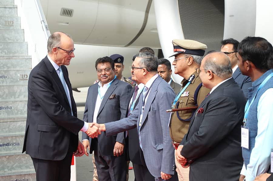ಬೆಂಗಳೂರಿಗೆ ಮಂಗಳವಾರ ಆಗಮಿಸಿದ ಜರ್ಮನಿಯ ಚಾನ್ಸೆಲರ್ ಫ್ರೆಡ್ರಿಕ್ ಮೆರ್ಜ್ ಅವರನ್ನು ಸರ್ಕಾರದ ಹೆಚ್ಚುವರಿ ಮುಖ್ಯಕಾರ್ಯದರ್ಶಿ ಗೌರವ್ ಗುಪ್ತಾ ಸ್ವಾಗತಿಸಿದರು. ಸಚಿವ ಎಂ.ಬಿ.ಪಾಟೀಲ ಉಪಸ್ಥಿತರಿದ್ದರು.