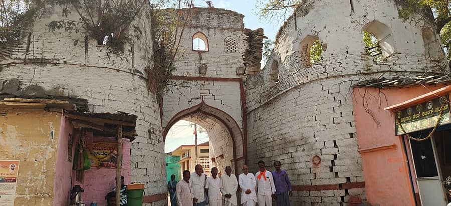 ಕಾಳಗಿ ತಾಲ್ಲೂಕಿನ ತೆಂಗಳಿ ಗ್ರಾಮದ ಮಹಾದ್ವಾರ (ಅಗಸಿ) ದುರಸ್ತಿಗೆ ಕಾಯ್ದಿರುವುದು 