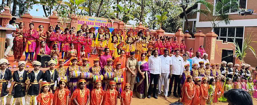ಚನ್ನಪಟ್ಟಣ ತಾಲ್ಲೂಕಿನ ಕಣ್ವ ಬಳಿ ಸಾಧನ ಸಂಗಮ ವಿದ್ಯಾಲಯದ ಆವರಣದಲ್ಲಿ ನಡೆದ ಸಾಧನ ಸಂಕ್ರಾಂತಿ ಸಂಭ್ರಮದಲ್ಲಿ ವಿವಿಧ ಸಾಂಸ್ಕೃತಿಕ ಕಾರ್ಯಕ್ರಮ ನಡೆಸಿಕೊಟ್ಟ ವಿದ್ಯಾರ್ಥಿಗಳ ಜತೆ ಶಾಸಕ ಸಿ.ಪಿ.ಯೋಗೇಶ್ವರ್ ಪತ್ನಿ ಶೀಲಾ ಯೋಗೇಶ್ವರ್, ಮಾಜಿ ಶಾಸಕ ಎಂ.ಸಿ.ಅಶ್ವಥ್, ಸಮಾಜ ಸೇವಕ ಚಕ್ಕಲೂರು ಕೃಷ್ಣಪ್ಪ ಇತರರು ಹಾಜರಿದ್ದರು