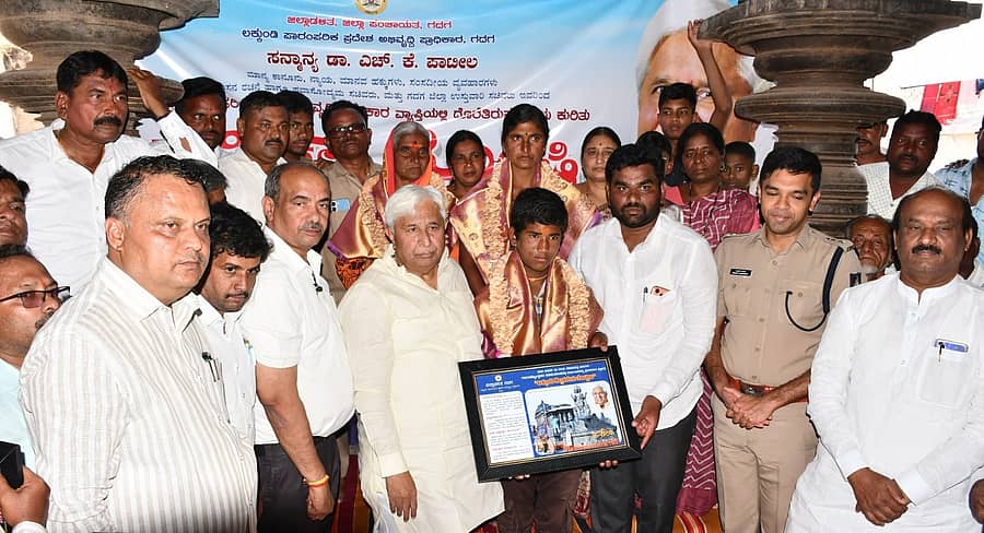 ನಿಧಿ ಒಪ್ಪಿಸಿದ ಪ್ರಜ್ವಲ್ ರಿತ್ತಿ, ತಾಯಿ ಗಂಗವ್ವ ಬಸವರಾಜ ರಿತ್ತಿ ಮತ್ತು ಅವರ ಅಜ್ಜಿಯನ್ನು ಸಚಿವ ಎಚ್.ಕೆ.ಪಾಟೀಲ ಮಂಗಳವಾರ ಲಕ್ಕುಂಡಿಯಲ್ಲಿ ಸನ್ಮಾನಿಸಿದರು