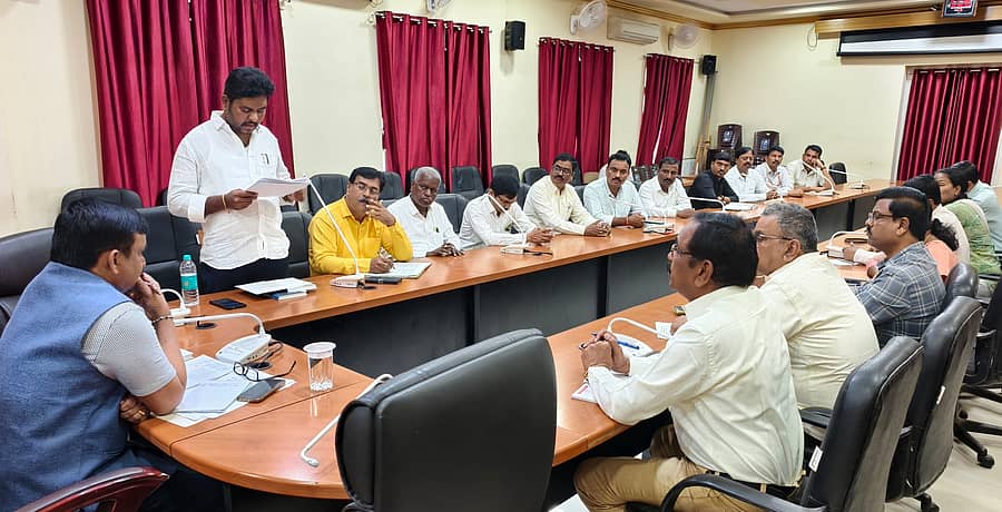 ಜಿಲ್ಲಾಧಿಕಾರಿ ಕಚೇರಿ ಸಭಾಂಗಣದಲ್ಲಿ ಹೆಚ್ಚುವರಿ ಜಿಲ್ಲಾಧಿಕಾರಿ ಬಿ.ಟಿ.ಕುಮಾರಸ್ವಾಮಿ ಅವರ ಅಧ್ಯಕ್ಷತೆಯಲ್ಲಿ ಸರ್ಕಾರಿ ನೌಕರರ ಜಿಲ್ಲಾ ಮಟ್ಟದ ಜಂಟಿ ಸಮಾಲೋಚನಾ ಸಮಿತಿ ಸಭೆ ನಡೆಯಿತು