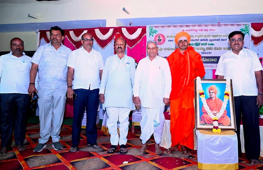 ಸೇಡಂ ತಾಲ್ಲೂಕು ಕೋಡ್ಲಾದಲ್ಲಿ ಸೋಮವಾರ ನಡೆದ ಶಂಭುಲಿಂಗೇಶ್ವರ ಶಿಕ್ಷಣ ಸಂಸ್ಥೆಯ 36ನೇ ವಾರ್ಷಿಕೋತ್ಸವದಲ್ಲಿ ಕೃಷಿಕ ಸಮಾಜ ರಾಜ್ಯ ಪ್ರತಿನಿಧಿ ಬಸವರಾಜ ಪಾಟೀಲ ಪಾಲ್ಗೊಂಡು, ಚಾಲನೆ ನೀಡಿದರು