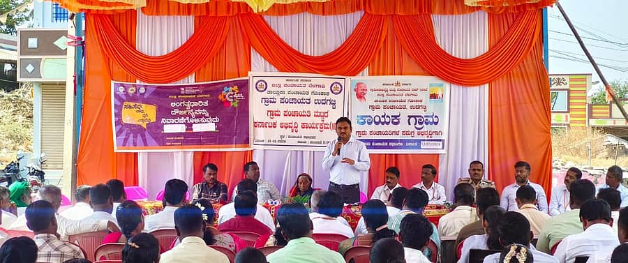 ಗೋಕಾಕ ತಾಲ್ಲೂಕಿನ ಉದಗಟ್ಟಿ ಗ್ರಾಮದಲ್ಲಿ ನಡೆದ “ಕಾಯಕ ಗ್ರಾಮ” ಕಾರ್ಯಕ್ರಮದ ಪ್ರಗತಿ ಪರಿಶೀಲನಾ ಸಭೆಯ ಅಧ್ಯಕ್ಷತೆ ವಹಿಸಿದ್ದ ತಾಲ್ಲೂಕು ಪಂಚಾಯಿತಿ ಕಾರ್ಯನಿರ್ವಾಹಕ ಅಧಿಕಾರಿ ಪರಶುರಾಮ ಘಸ್ತೆ ಮಾತನಾಡಿದರು