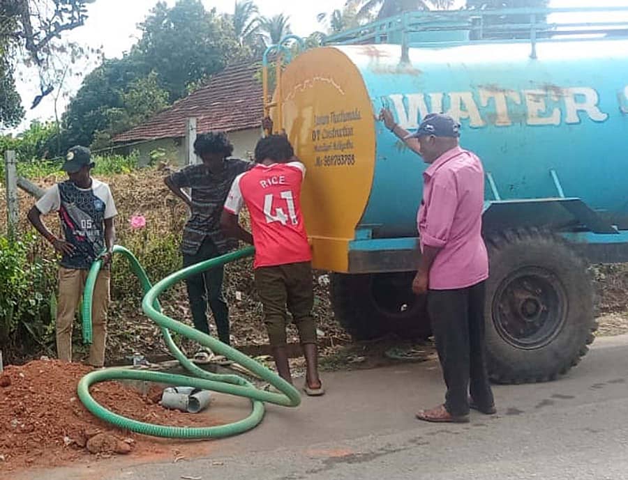 ಗೋಣಿಕೊಪ್ಪಲು ಬಳಿಯ ಪೊನ್ನಂಪೇಟೆ ಪಟ್ಟಣದಲ್ಲಿ ಟ್ಯಾಂಕರ್ ಮೂಲಕ ನೀರು ಒದಗಿಸಲಾಗುತ್ತಿದೆ