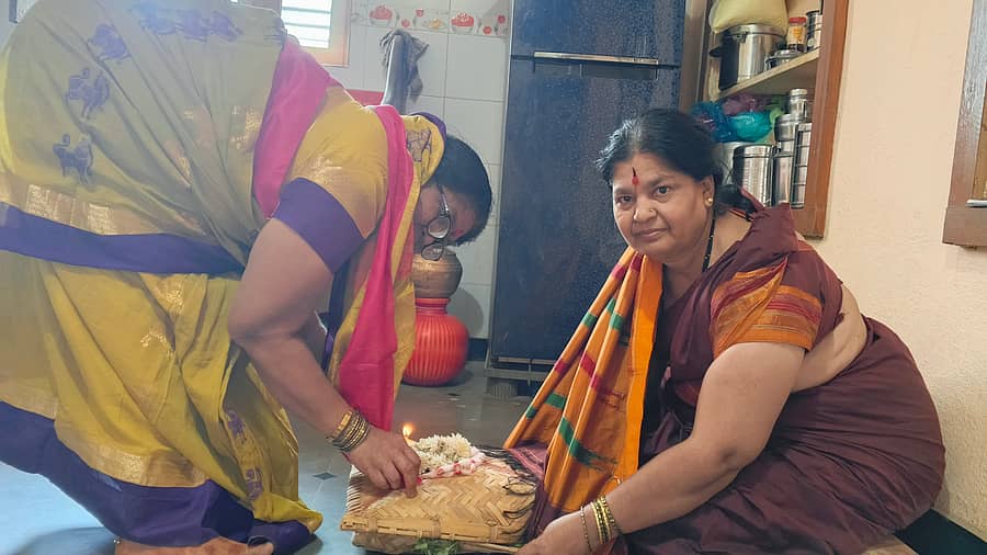 ಕೆಂಭಾವಿ ಪಟ್ಟಣದಲ್ಲಿ ಮಂಗಳವಾರ ಮಹಿಳೆಯರು ಭೋಗಿ ನೀಡಿ ಸಂಕ್ರಮಣದ ಭೋಗಿ ಆಚರಿಸಿದರು