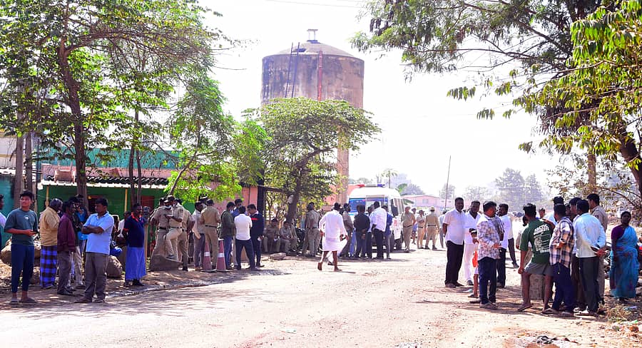 ಕಾವಾಡಿಗರಹಟ್ಟಿಯಲ್ಲಿ ಒತ್ತುವರಿ ತೆರವಿಗಾಗಿ ಅಧಿಕಾರಿಗಳು ಬಂದಾಗ ಬಿಗಿ ಪೊಲೀಸ್‌ ಬಂದೋಬಸ್ತ್‌ ಮಾಡಲಾಗಿತ್ತು