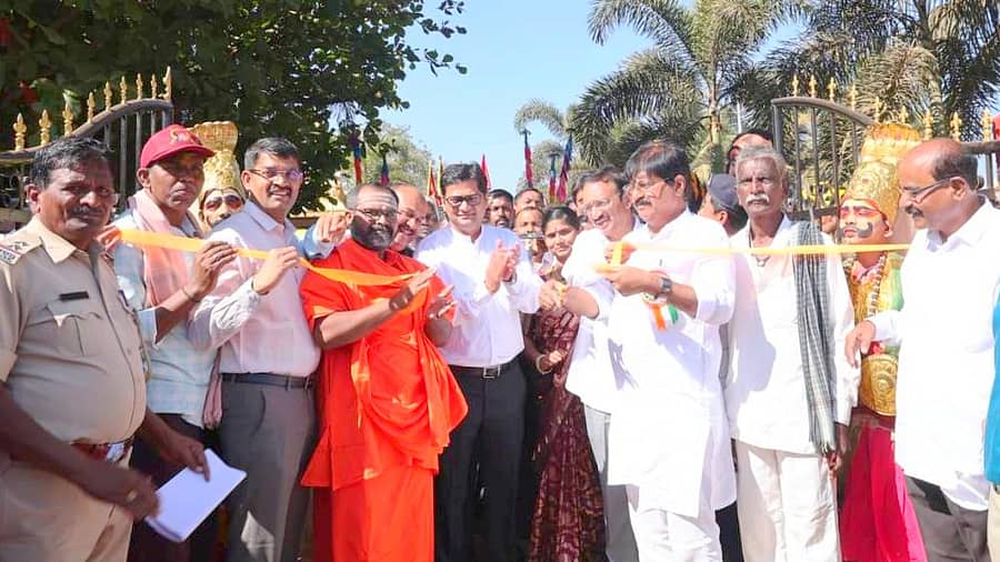 ಬೈಲಹೊಂಗಲ ತಾಲ್ಲೂಕಿನ ಸಂಗೊಳ್ಳಿ ಗ್ರಾಮದಲ್ಲಿ ರಾಯಣ್ಙನ ಉತ್ಸವ ಕಲಾಮೇಳಕ್ಕೆ ಸೋಮವಾರ ಶಾಸಕರಾದ ಮಹಾಂತೇಶ ಕೌಜಲಗಿ, ಬಾಬಾಸಾಹೇಬ ಪಾಟೀಲ ಚಾಲನೆ ನೀಡಿದರು. ಉಪವಿಭಾಗಾಧಿಕಾರಿ ಪ್ರವೀಣ ಜೈನ್, ತಹಶೀಲ್ದಾರ ಹೆಚ್.ಎನ್.ಶಿರಹಟ್ಟಿ, ಗ್ರಾಮಸ್ಥರು, ಕಲಾವಿದರು ಇದ್ದರು