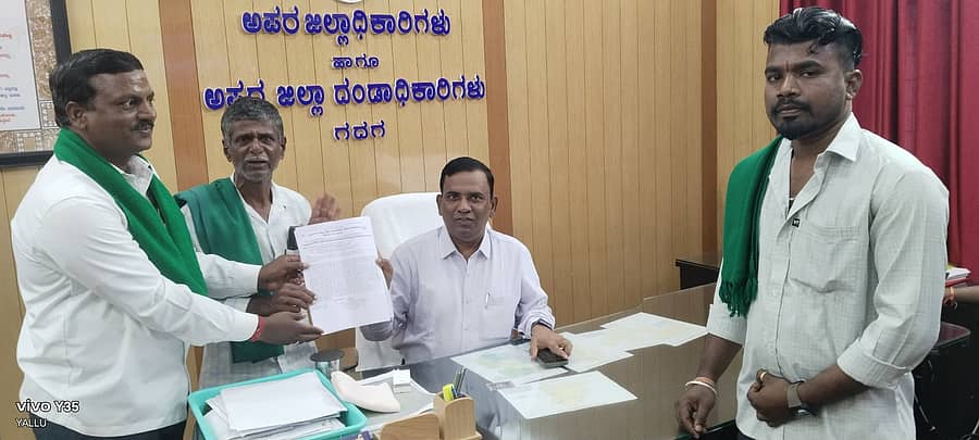 ಸರ್ಕಾರ ಕಡಲೆ ಬೆಂಬಲ ಬೆಲೆ ಖರೀದಿ ಕೇಂದ್ರ ಆರಂಭಿಸಬೇಕು ಎಂದು ಒತ್ತಾಯಿಸಿ ರೈತ ಸಂಘದ ವತಿಯಿಂದ ಹೆಚ್ಚುವರಿ ಜಿಲ್ಲಾಧಿಕಾರಿ ದುರಗೇಶ್ ಕೆ.ಆರ್. ಅವರಿಗೆ ಮನವಿ ಸಲ್ಲಿಸಲಾಯಿತು