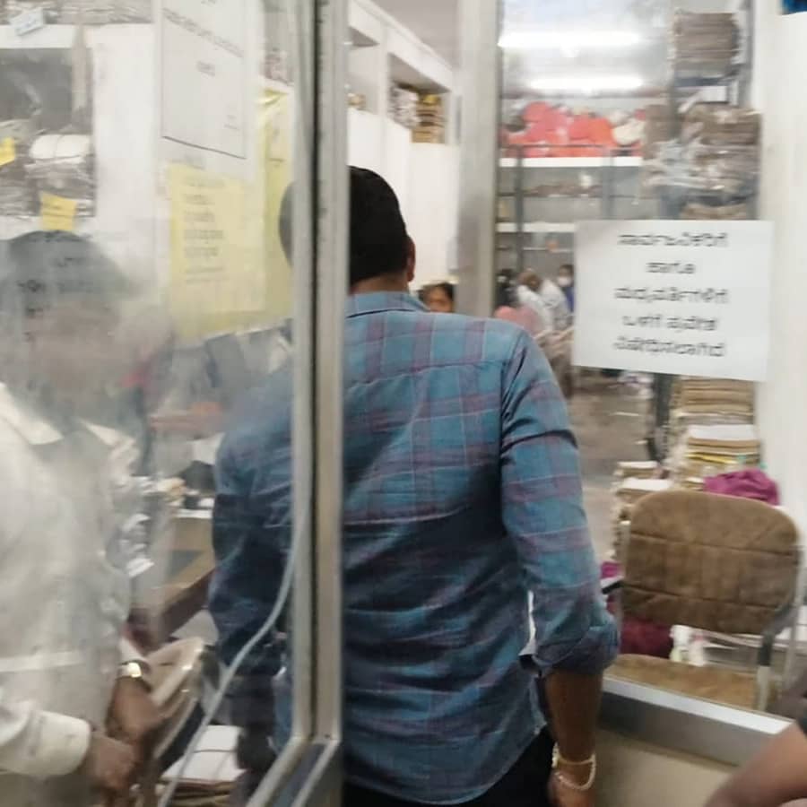 ನಾಗಮಂಗಲ ಪಟ್ಟಣದ ತಾಲ್ಲೂಕು ಆಡಳಿತ ಸೌಧದ ರೆಕಾರ್ಡ್ ರೂಂನಲ್ಲಿ ಬಗರ್ ಹುಕುಂ ಯೋಜನೆಯಲ್ಲಿ ಭ್ರಷ್ಟಾಚಾರ ಆರೋಪ ಹಿನ್ನೆಲೆಯಲ್ಲಿ ತಪಾಸಣೆ ನಡೆಸುತ್ತಿರುವ ಲೋಕಾಯುಕ್ತ ಅಧಿಕಾರಿಗಳು 