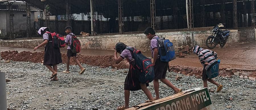 ಕೊಪ್ಪ ಪಟ್ಟಣದಲ್ಲಿ ಮಂಗಳವಾರ ಶಾಲಾ ಮಕ್ಕಳು ಮಳೆಯಲ್ಲಿ ನೆನೆದುಕೊಂಡು ಹೋದರು