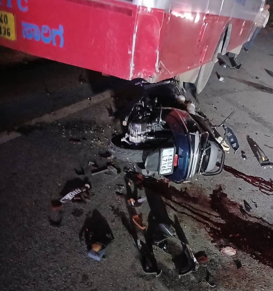 ಶ್ರೀನಿವಾಸಪುರ ತಾಲ್ಲೂಕಿನ ಕೂಸ್ಸಂದ್ರ ಕ್ರಾಸ್‌ನಲ್ಲಿ ಸಾರಿಗೆ ಬಸ್‌, ಬೈಕ್‌ ನಡುವಿನ ಅಪಘಾತ
