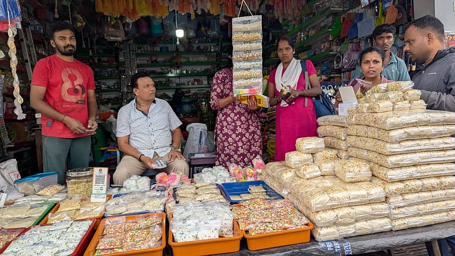 ಚಾಮರಾಜನಗರದಲ್ಲಿ ಮಕರ ಸಂಕ್ರಾಂತಿಗೆ ಎಳ್ಳುಬೆಲ್ಲ ಖರೀದಿಸುತ್ತಿರುವ ಗ್ರಾಹಕರು