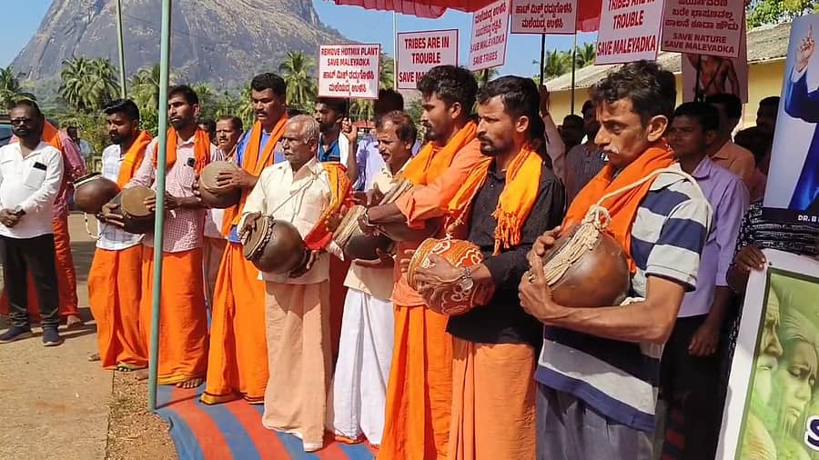 ನಡ ಗ್ರಾಮ ಪಂಚಾಯಿತಿ ಎದುರು ಸ್ಥಳೀಯ ಜನರು ಗುಮ್ಮಟೆ ಚಳವಳಿ ನಡೆಸಿ ಪ್ರತಿಭಟಿಸಿದರು