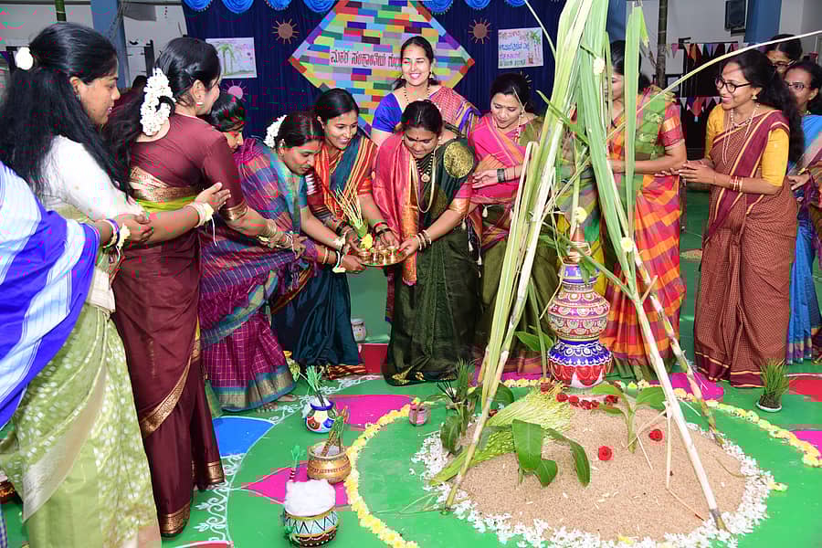 ದಾವಣಗೆರೆಯ ಬನಶಂಕರಿ ಶಾಮನೂರು ಬಡಾವಣೆಯ ಮಯೂರ್ ಗ್ಲೋಬಲ್ ಶಾಲೆಯಲ್ಲಿ ಮಂಗಳವಾರ ಸಂಕ್ರಾಂತಿ ಅಂಗವಾಗಿ ರಾಶಿ ಪೂಜೆ ನೆರವೇರಿಸಲಾಯಿತು