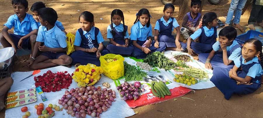 ಟಿ.ಗೋಪಗೊಂಡನಹಳ್ಳಿ ಸರ್ಕಾರಿ ಹಿರಿಯ ಪ್ರಾಥಮಿಕ ಶಾಲೆಯಲ್ಲಿ ವಿದ್ಯಾರ್ಥಿಗಳು ವ್ಯಾಪಾರ ನಡೆಸಿದರು