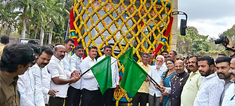 ಹಾರೋಹಳ್ಳಿ ತಾಲೂಕಿನ ಜೈನ್ ಕಾಲೇಜು ಬಳಿ ನಾಲ್ಕು ಬಿಎಂಟಿಸಿ ಬಸ್‌ ಸಂಚಾರಕ್ಕೆ ಶಾಸಕ ಇಕ್ಬಾಲ್ ಹುಸೇನ್ ಚಾಲನೆ ನೀಡಿದರು