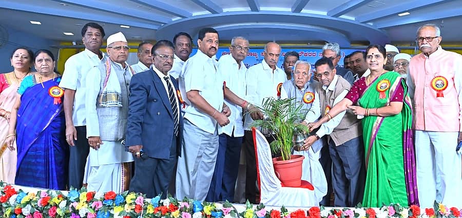 ಬೀದರ್‌ನಲ್ಲಿ ಏರ್ಪಡಿಸಿದ್ದ ಸರ್ಕಾರಿ ನಿವೃತ್ತ ನೌಕರರ ಸಮ್ಮೇಳನ ಹಾಗೂ ಕಲಬುರಗಿ ವಿಭಾಗ ಮಟ್ಟದ ನಿವೃತ್ತ ನೌಕರರ ಸಭೆಯನ್ನು ಸಂಘದ ಸಂಘದ ರಾಜ್ಯ ಘಟಕದ ಅಧ್ಯಕ್ಷ ಡಾ. ಎಲ್. ಭೈರಪ್ಪ ಉದ್ಘಾಟಿಸಿದರು