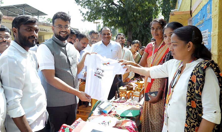 ರಾಮದುರ್ಗ ತಾಲ್ಲೂಕಿನ ಬನ್ನೂರು ಗ್ರಾಮ ಪಂಚಾಯಿತಿ ಕಾಯಕ ಗ್ರಾಮ ಎಂದು ಆಯ್ಕೆಗೊಂಡಿರುವ ಹಿನ್ನೆಲೆಯಲ್ಲಿ ಗ್ರಾಮದಲ್ಲಿ ಪ್ರಗತಿ ಪರಿಶೀಲನೆ ನಡೆಸಿದ ಜಿಲ್ಲಾ ಪಂಚಾಯಿತಿ ಸಿಇಒ ರಾಹುಲ್‌ ಶಿಂಧೆ ಅವರಿಗೆ ಸ್ವಸಹಾಯ ಸಂಘದ ಮಹಿಳೆಯರು ತಯಾರಿಸಿದ ಬನಿಯನ್‌ ಕಾಣಿಕೆಯಾಗಿ ನೀಡಿದರು