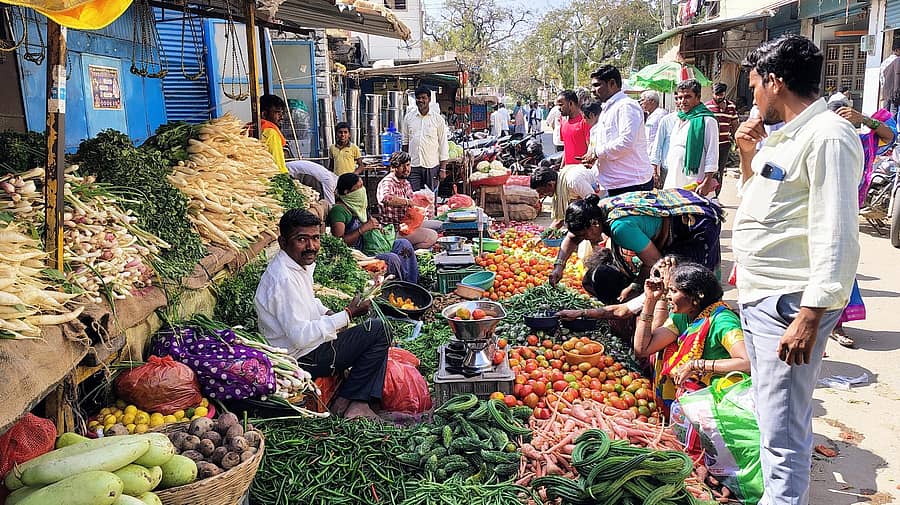 ಸೈದಾಪುರ ಪಟ್ಟಣದಲ್ಲಿ ಸಂಕ್ರಾಂತಿ ಹಬ್ಬದ ನಿಮಿತ್ತ ಗ್ರಾಹಕರು ತರಕಾರಿ ಖರೀದಿಯಲ್ಲಿ ನಿರತರಾಗಿರುವುದು