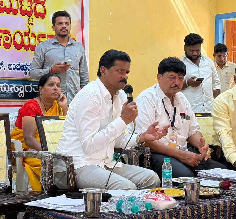 ಶಿರಸಿ ತಾಲ್ಲೂಕಿನ ಹುಲೇಕಲ್ ಹೋಬಳಿ ಮಟ್ಟದ ಜನಸ್ಪಂದನ ಸಭೆಯಲ್ಲಿ ಶಾಸಕ ಭೀಮಣ್ಣ ನಾಯ್ಕ ಮಾತನಾಡಿದರು