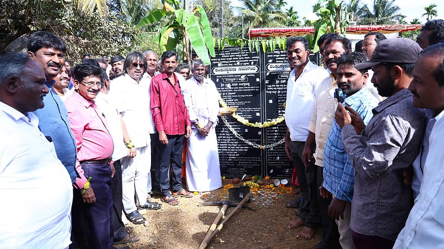 ಸೊರಬ ತಾಲ್ಲೂಕಿನ ಜಿರಲೆಕೊಪ್ಪ ಗ್ರಾಮದಲ್ಲಿ ₹1ಕೋಟಿ ವೆಚ್ಚದ ರಸ್ತೆ ಕಾಮಗಾರಿಗೆ ಸಚಿವ ಮಧು ಬಂಗಾರಪ್ಪ ಭೂಮಿ ಪೂಜೆ ನೆರವೇರಿಸಿದರು