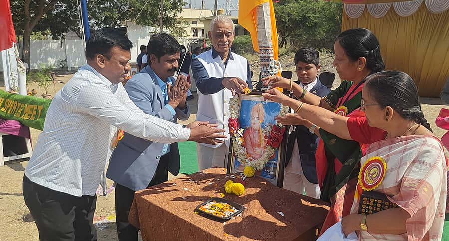 ರಾಯಚೂರಿನ ಬಸವಶ್ರೀ ಶಾಲೆಯಲ್ಲಿ ವಾರ್ಷಿಕ ಕ್ರೀಡಾ ದಿನಾಚರಣೆ ಹಾಗೂ ರಾಷ್ಟ್ರೀಯ ಯುವ ದಿನಾಚರಣೆ ಪ್ರಯುಕ್ತ ಆಯೋಜಿಸಿದ್ದ ಸ್ವಾಮಿ ವಿವೇಕಾನಂದರ ಜಯಂತಿ ಕಾರ್ಯಕ್ರಮದಲ್ಲಿ ಅತಿಥಿಗಳು ವಿವೇನಾಂದರ ಭಾವಚಿತ್ರಕ್ಕೆ ಪುಷ್ಪಾರ್ಪಣೆ ಮಾಡಿದರು