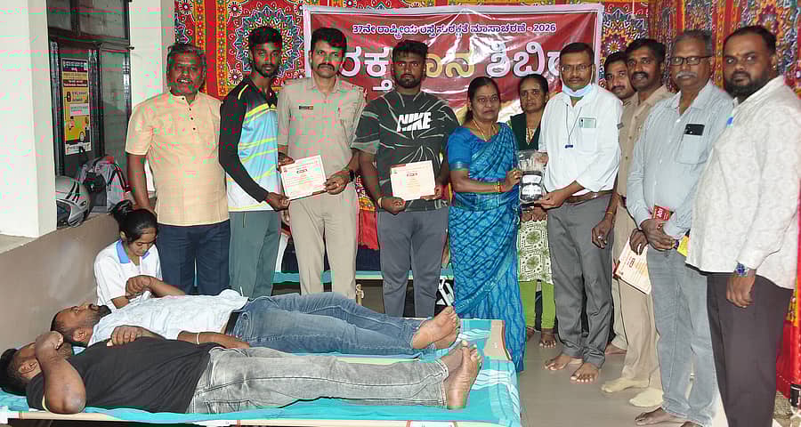 ಮಂಡ್ಯ ನಗರದ ಆರ್‌ಟಿಒ ಕಚೇರಿ ಆವರಣದಲ್ಲಿ ನಡೆದ ಕಾರ್ಯಕ್ರಮದಲ್ಲಿ ರಕ್ತದಾನ ಮಾಡಿದವರಿಗೆ ಪ್ರಮಾಣ ಪತ್ರವನ್ನು ಜಿಲ್ಲಾ ಪ್ರಾದೇಶಿಕ ಸಾರಿಗೆ ಅಧಿಕಾರಿ ಟಿ.ಜೆ.ಹೇಮಾವತಿ ನೀಡಿದರು