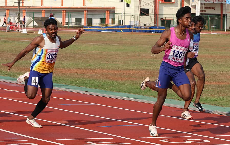 <div class="paragraphs"><p>ಪುರುಷರ 100 ಮೀ ಓಟದಲ್ಲಿ ಗುರಿಯತ್ತ ನುಗ್ಗಿದ ಸ್ಯಾಮ್ ವಸಂತ್‌ </p></div>