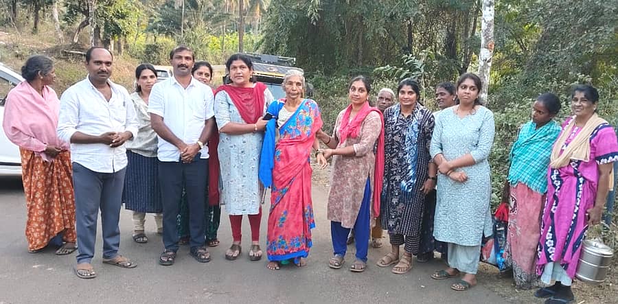 ನರಸಿಂಹರಾಜಪುರ ತಾಲ್ಲೂಕು ಕರಗುಂದ ಗ್ರಾಮದಲ್ಲಿ 35 ವರ್ಷಗಳಿಂದ ಒಂಟಿಯಾಗಿ ವಾಸವಾಗಿದ್ದ ವೃದ್ಧೆಯನ್ನು ಮಗಳೊಂದಿಗೆ ಕಳುಹಿಸಲಾಯಿತು 