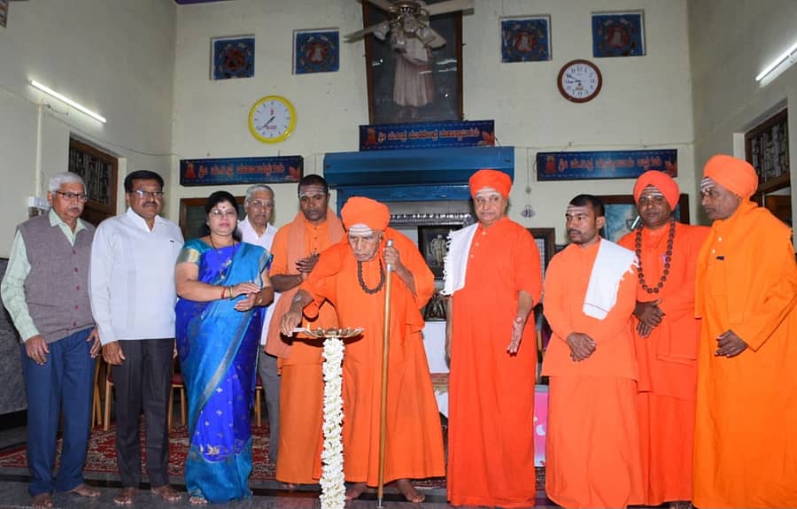 ಧಾರವಾಡದ ಮುರುಘಾಮಠದಲ್ಲಿ ಏರ್ಪಡಿಸಿದ್ದ ವಚನ ದರ್ಶನ ಪ್ರವಚನಕ್ಕೆ ಅನ್ನದಾನೇಶ್ವರ ಸ್ವಾಮೀಜಿ ಚಾಲನೆ ನೀಡಿದರು