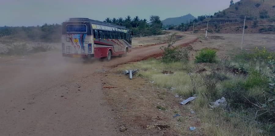 ಹಿರಿಯೂರು ತಾಲ್ಲೂಕಿನ ವಾಣಿವಿಲಾಸ ಜಲಾಶಯದ ಕೋಡಿ ಭಾಗದಲ್ಲಿ ಸೋಮವಾರ ತಾತ್ಕಾಲಿಕವಾಗಿ ನಿರ್ಮಿಸಿರುವ ರಸ್ತೆಯ ಮೇಲೆ ಖಾಸಗಿ ಬಸ್ಸೊಂದು ಸಾಗುತ್ತಿರುವುದು 