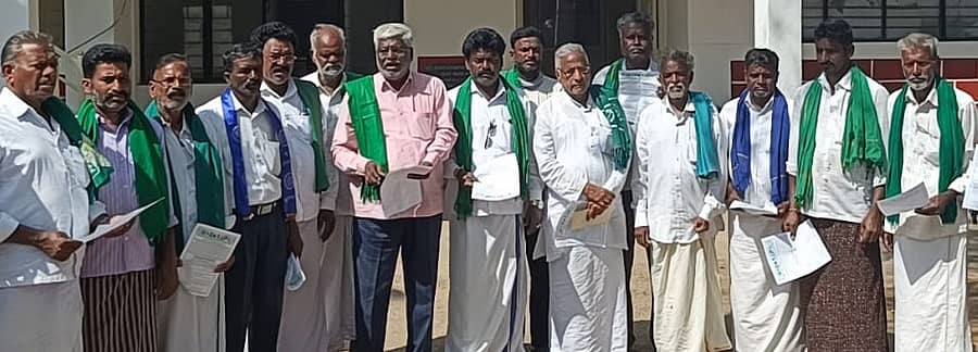 ಚಳ್ಳಕೆರೆ ತಳಕು ಗ್ರಾಮದಲ್ಲಿ ಪೊಲೀಸ್ ವೃತ್ತ ನಿರೀಕ್ಷಕರ ಕಚೇರಿ ಪ್ರಾರಂಭಕ್ಕೆ ಆಗ್ರಹಿಸಿ ತಾಲ್ಲೂಕು ವಿವಿಧ ಸಂಘಟನೆಗಳ ಕಾರ್ಯಕರ್ತರು ಮಂಗಳವಾರ ಡಿವೈಎಸ್ಪಿ ಕಚೇರಿ ಮುಂದೆ ಪ್ರತಿಭಟನೆ ನಡೆಸಿದರು 