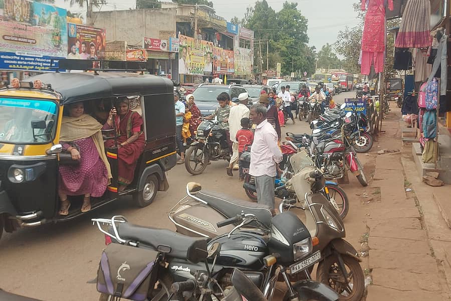 ಬಾದಾಮಿ ಪಟ್ಟಣದ ಮುಖ್ಯ ರಸ್ತೆಯಲ್ಲಿ ವಾಹನಗಳ ಸಂಚಾರ ದಟ್ಟಣೆ