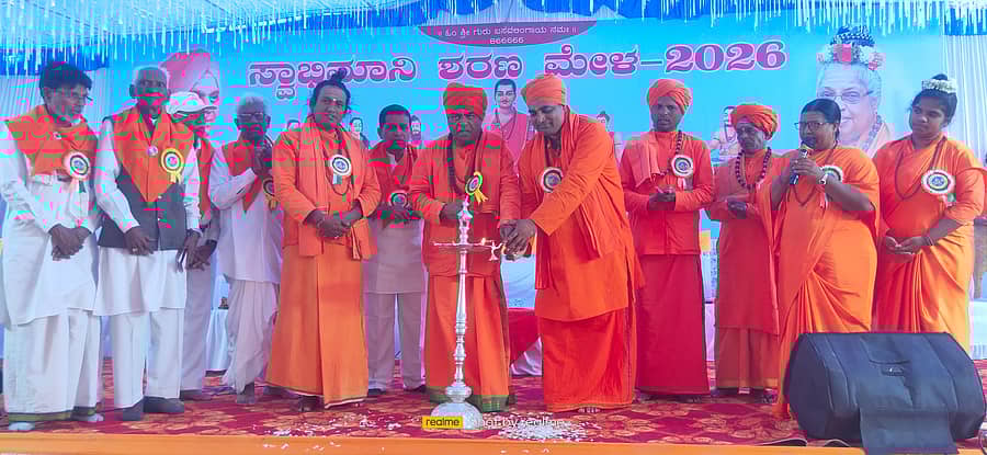 ಹುನಗುಂದ ತಾಲ್ಲೂಕಿನ ಹೂವನೂರು ಗ್ರಾಮದ ಬಸವಾತ್ಮಜೆ ವೇದಿಕೆಯಲ್ಲಿ ಆಯೋಜಿಸಿದ್ದ ಸ್ವಾಭಿಮಾನಿ ಶರಣ ಮೇಳವನ್ನು ಚಿಕ್ಕಮಗಳೂರಿನ ಜಯಬಸವಾನಂದ ಸ್ವಾಮೀಜಿ ಉದ್ಘಾಟಿಸಿದರು