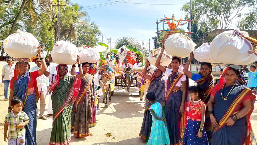 ಸವಣೂರು ತಾಲ್ಲೂಕಿನ ಹೂವಿನಶಿಗ್ಲಿ ಜಾತ್ರಾ ಮಹೋತ್ಸವದ ಅಂಗವಾಗಿ ವಿರಕ್ತಮಠದಲ್ಲಿ ಜರುಗಿದ ರೊಟ್ಟಿ ಜಾತ್ರೆಯಲ್ಲಿ ರೊಟ್ಟಿ ಬುಟ್ಟಿಗಳನ್ನು ಸಮರ್ಪಿಸಿದ ಭಕ್ತರು