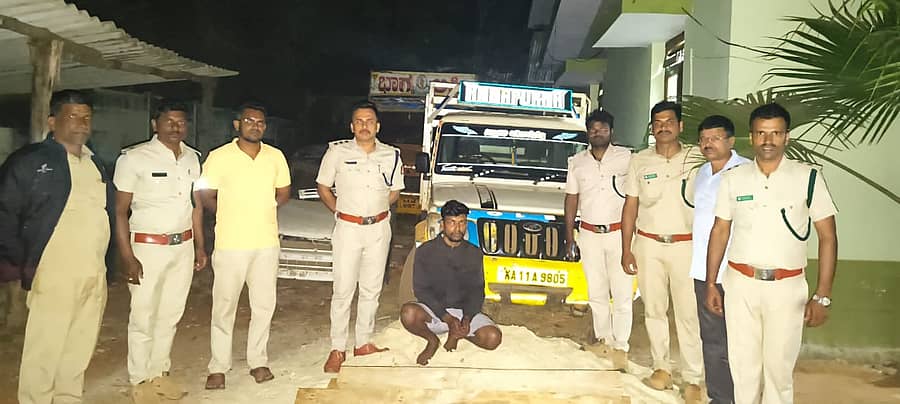 ಸಿದ್ದಾಪುರ ತಾಲ್ಲೂಕಿನ ಕ್ಯಾದಗಿ ವಲಯದ ಹಸ್ವಿಗುಳಿ ಸಮೀಪ ವಶಪಡಿಸಿಕೊಂಡ ಮರದ ತುಂಡುಗಳು ಮತ್ತು ಸಾಗಿಸಲು ಬಳಸಿದ ವಾಹನ ಹಾಗೂ ಮಾಲೀಕನ ಜೊತೆ ಕಾರ್ಯಾಚರಣೆಯಲ್ಲಿ ಭಾಗಿಯಾದ ಅರಣ್ಯ ಇಲಾಖೆಯ ಅಧಿಕಾರಿಗಳು ಮತ್ತು ಸಿಬಂದಿ ವರ್ಗ