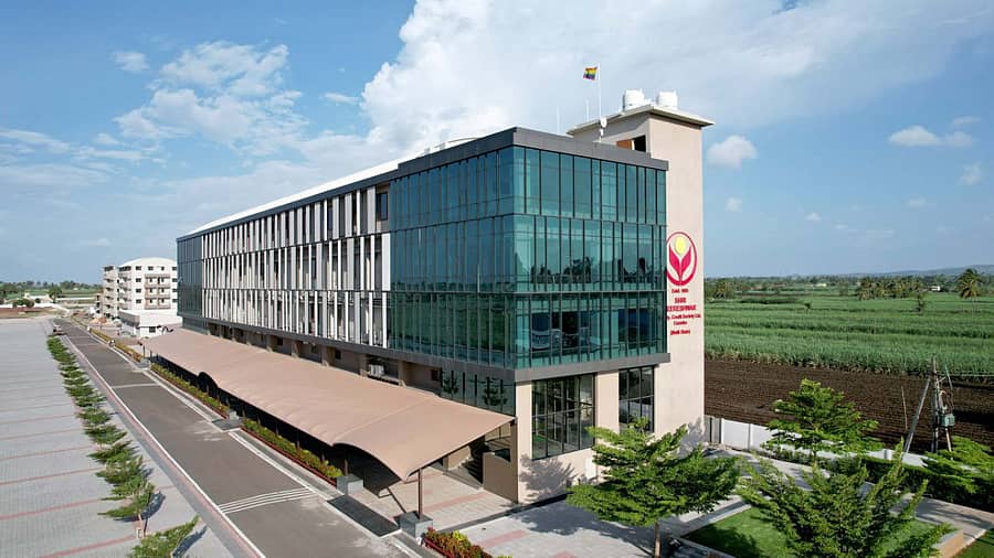 ಚಿಕ್ಕೋಡಿ ತಾಲ್ಲೂಕಿನ ಯಕ್ಸಂಬಾದಲ್ಲಿ ಇರುವ ಬೀರೇಶ್ವರ ಕೋ ಅಪ್ ಕ್ರೆಡಿಟ್ ಸೊಸೈಟಿಯ ಮುಖ್ಯ ಕಚೇರಿ