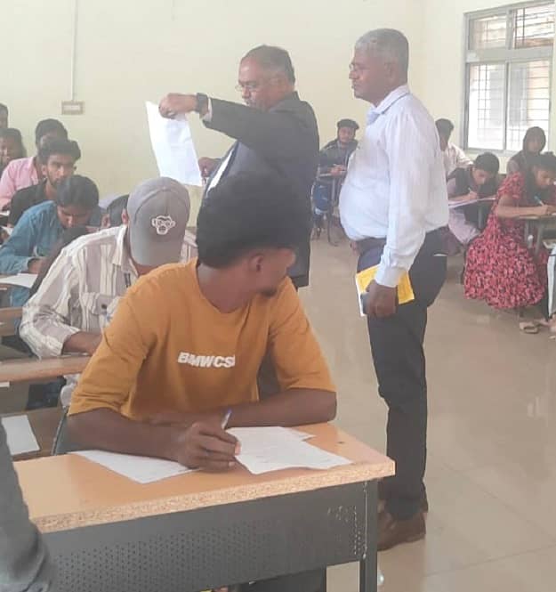 ಬೆಂಗಳೂರು ಉತ್ತರ ವಿಶ್ವವಿದ್ಯಾಲಯ ವ್ಯಾಪ್ತಿಯಲ್ಲಿ ನಡೆಯುತ್ತಿರುವ ಸ್ನಾತಕ ಪದವಿ ಪರೀಕ್ಷೆಗಳ ಕೇಂದ್ರಗಳಿಗೆ ಕುಲಪತಿ ‍ಪ್ರೊ.ಬಿ.ಕೆ.ರವಿ ಮಂಗಳವಾರ ದಿಢೀರ್‌ ಭೇಟಿ ನೀಡಿ ಪರಿಶೀಲಿಸಿದರು