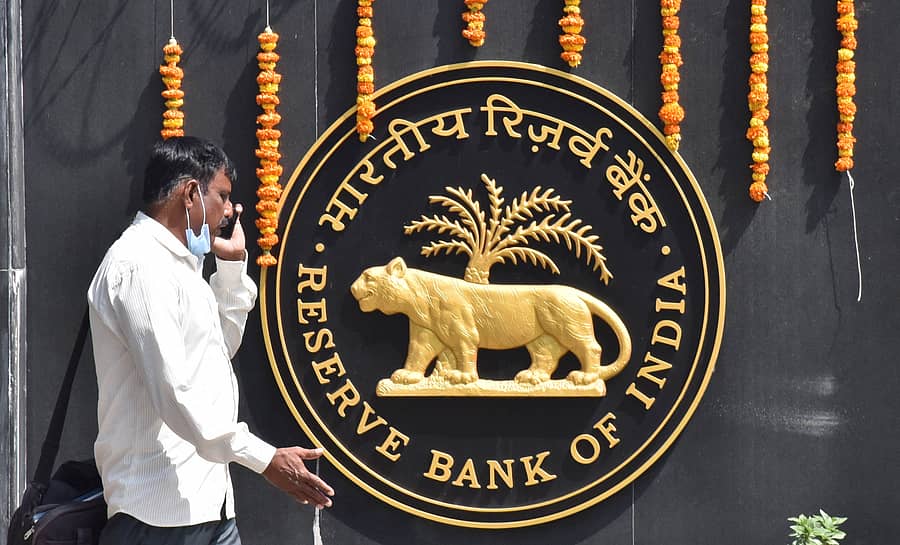 For DH story of Union budget….RBI logo on Nrupathunga road in Bengaluru on Tuesday. DH Photo by BK Janardhan